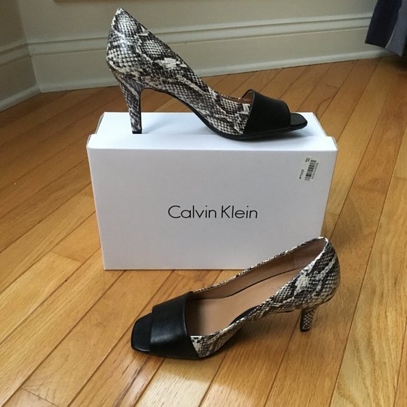 Calvin Klein Nareen Heel - Black and White Leather Snack Print Peep Toe Size 6 - Picture 3 of 9